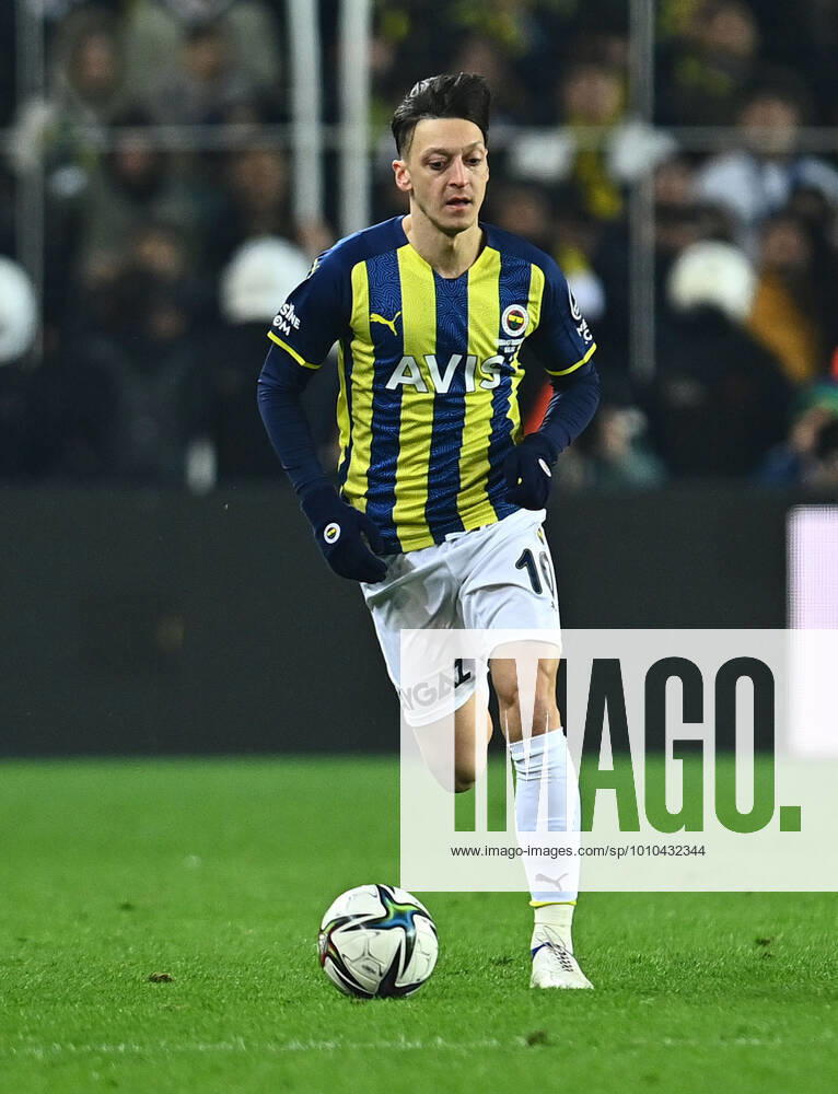 Mesut Ozil of Fenerbahce during the Turkish Super League football match between Fenerbahce and Trabzonspor at Ulker Stadium n Istanbul , Turkey on March 06 , 2022. ( Photo : Seskimphoto ) Fenerbahce vs Trabzonspor 06032022