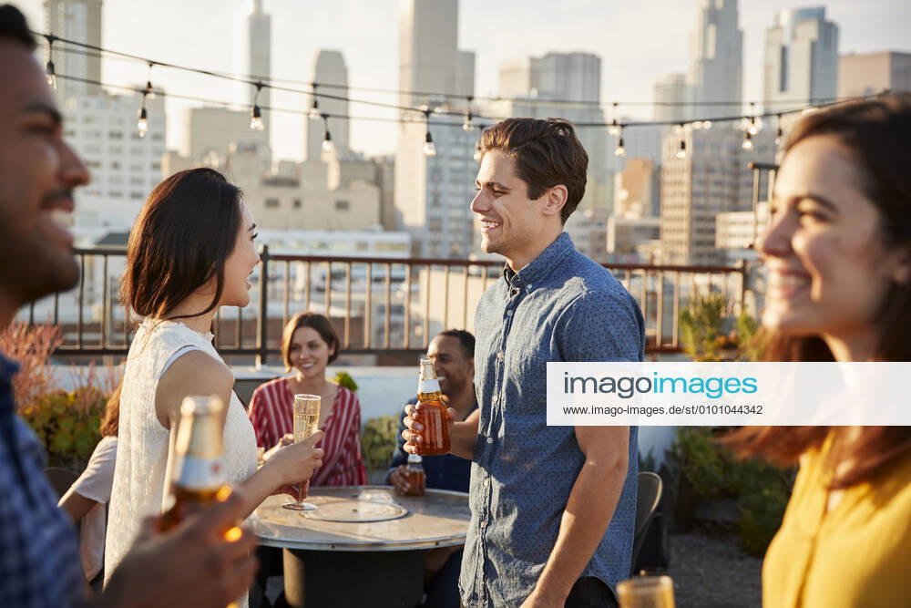 Friends,rooftop mmq-w6r,model released, Symbolfoto