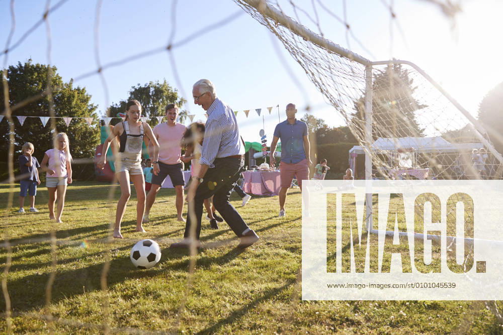 Soccer,playing,familiy celebration mmq-wgn,model released, Symbolfoto