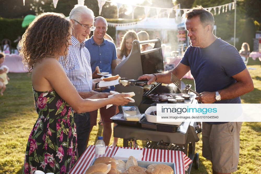 Serving,guest,barbecue mmq-wgo,model released, Symbolfoto