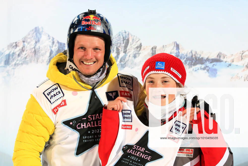 ALPINE SKIING - FIS WC Flachau FLACHAU,AUSTRIA,08.MAR.22 - FIS World Cup, night slalom, men, preview. Image shows Thomas Morgenstern and Chiara Schoerghofer. GEPAxpictures Buehner