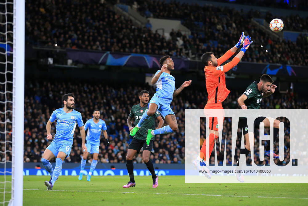 Fußball UEFA-Champions-League-Achtelfinale Manchester City gegen Sporting CP 9. März 2022 UEFA-Champions-League-Achtelfinale Manchester City gegen Sporting CP Sporting CP-Torwart Antonio Adan fängt den Ball vor Raheem Sterling von Manchester City Foto Simon Stacpoole Abseits Manchester UK