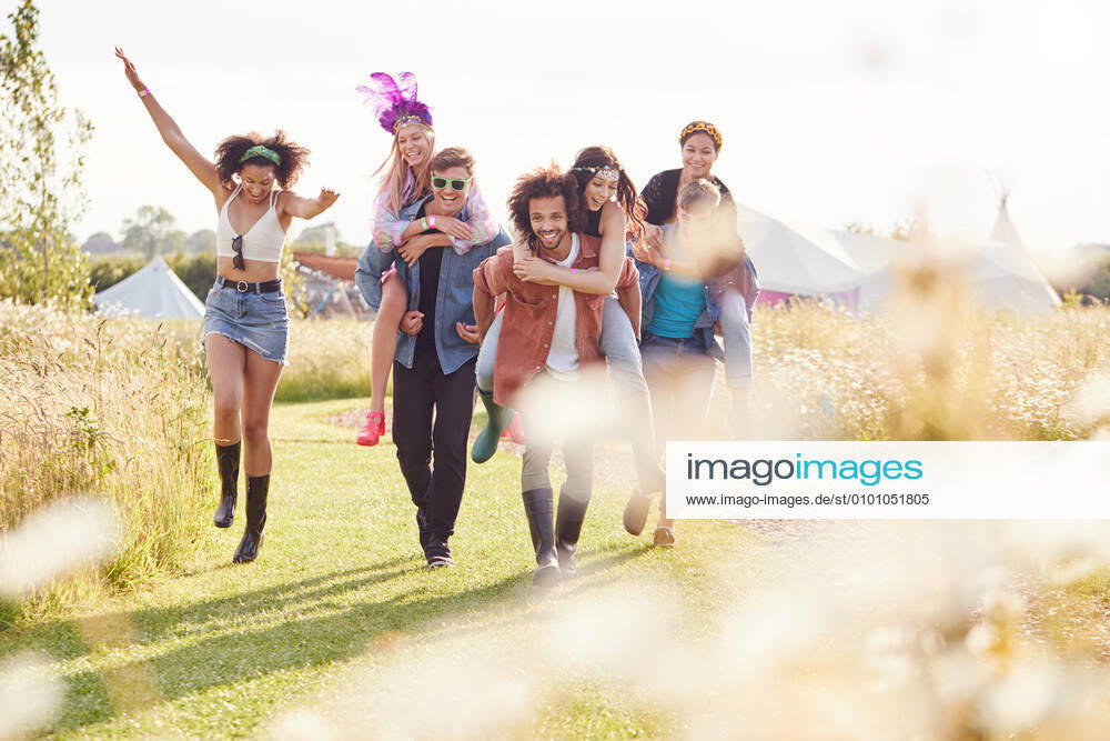 Summer,friends,music festival mmq-y8h,model released, Symbolfoto