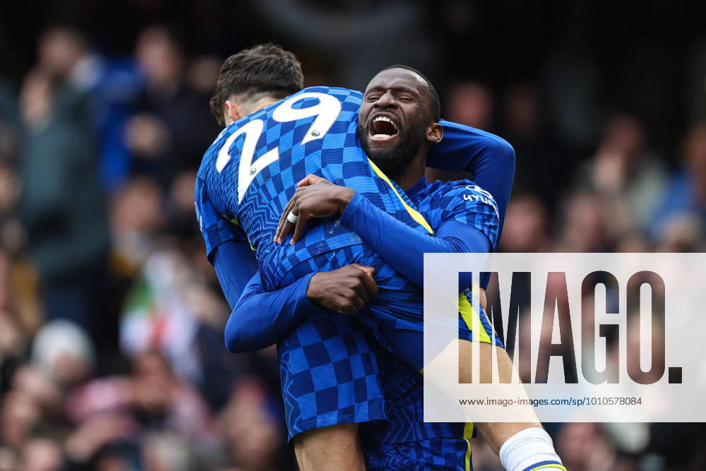 Chelsea gegen Newcastle 13. März 2022, London Premier League Fußball Chelsea gegen Newcastle United Kai Havertz von Chelsea feiert den einzigen Treffer des Spiels mit Antonio Rudiger Foto Charlotte Wilson Abseits London UK