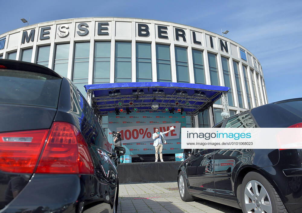 Entertainment Musik, rbb 88 8 90er Drive In Concert, v l Tim Koschwitz Radio presenter from rbb 88 8 is on stage in the drive-in cinema at the corner of Messedamm and Alte Jaffestrasse Allego charging station All concerts take place live The audience sits in the car and listens to the sound on a separate frequency on Radio Berlin