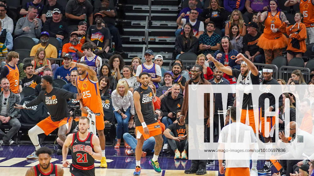 Phoenix, Arizona, March 18th 2022: The Phoenix Suns Bench celebreates a made shot during the National Basketball Association game between the Chicago Bulls and the Phoenix Suns at Footprint Center in Phoenix, Arizona. Edwin Rodriguez SPP Chicago Bulls v Phoenix Suns - NBA, Basketball Herren, USA - Footprint Center