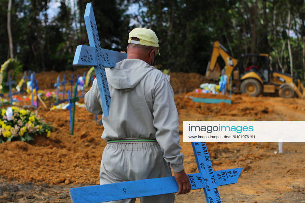 MANAUS, AM - 21.05.2020: MOVIMENTAÇÃO CEMITÉRIO PARQUE DE MANAUS AM - Movement in the cemetery Parque de Manaus, on the morning of this Thursday (21). There are already more than 1,050 confirmed deaths in Amazonas. In the photo, the undertaker Ulisses de souza Xavier, 52 years old, 16 years of profession, painting the names of the deceased on the crosses. x1915591x SandroxPereira