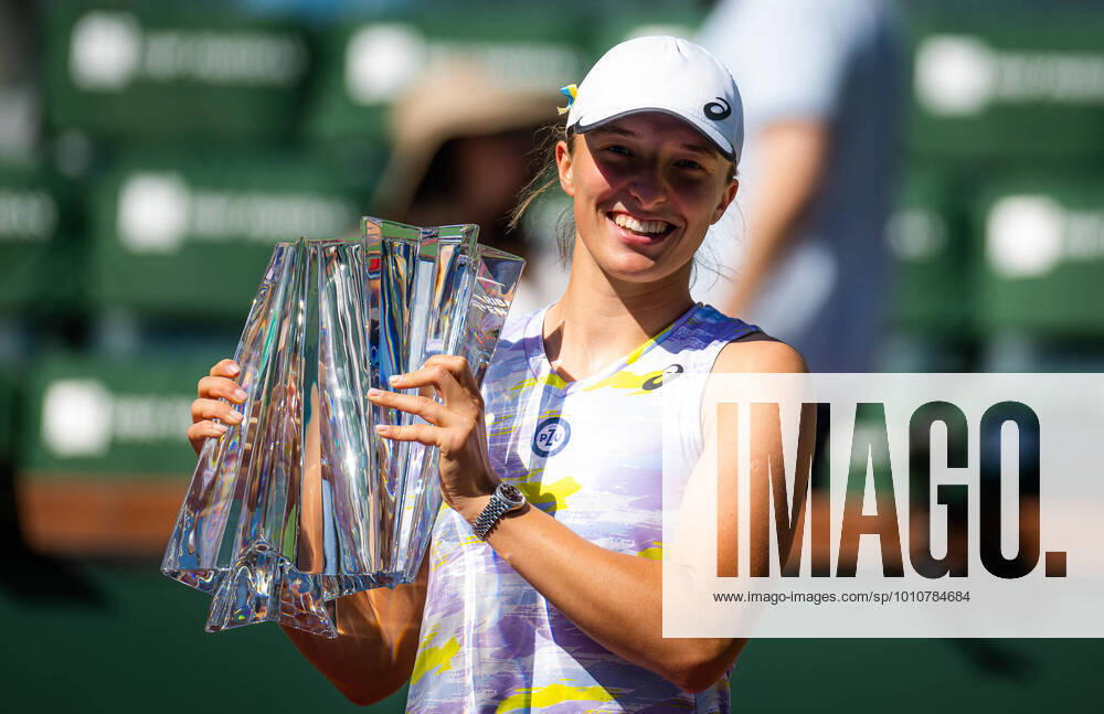 Iga Swiatek of Poland poses with the champions trophy after winning the final of the 2022 BNP Paribas Open WTA, Tennis Damen 1000 tennis tournament against Maria Sakkari of Greece INDIAN WELLS UNITED STATES - ZUMAa181 20220320_zaa_a181_252