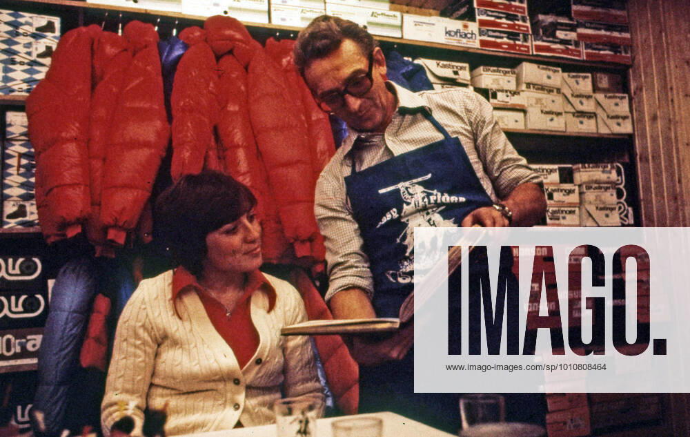 02 11 76 Rosi Mittermaier Germany, Stuttgart, 02 11 1976, Ski, Sportwertstatt Baschin Stuttgart Rosi Mittermaier