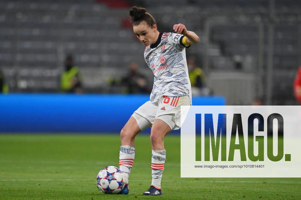 Lina MAGULL FCB , action,single action,single picture,crop,full body shot,whole figure FC Bayern Muenchen Paris Saint Germain 1 2 Womens Football Champions League quarterfinal 22 03 2022, Football Arena Munich DFL REGULATIONS PROHIBIT ANY USE OF PHOTOGRAPHS AS IMAGE SEQUENCES AND OR QUASI VIDEO