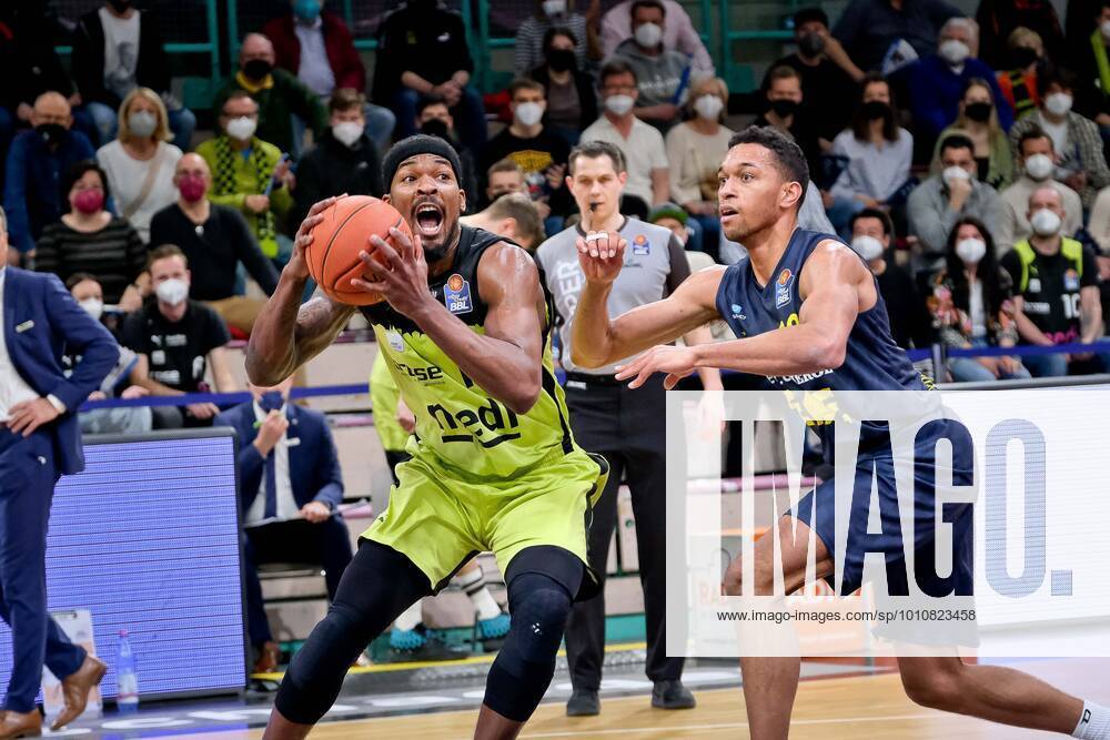 Medi bayreuth EWE Baskets Oldenburg , Basketball , Bundesliga , BBL , Matchday 14 , Season 2021 2022 , 23 03 2022 2 Anim Sacar medi Bayreuth 12Breunig, Martin EWE Oldenburg medi bayreuth EWE Baskets Oldenburg , Basketball , Bundesliga , BBL , Matchday 14 , Season 2021 2022 , 23 03 2022 Bayreuth