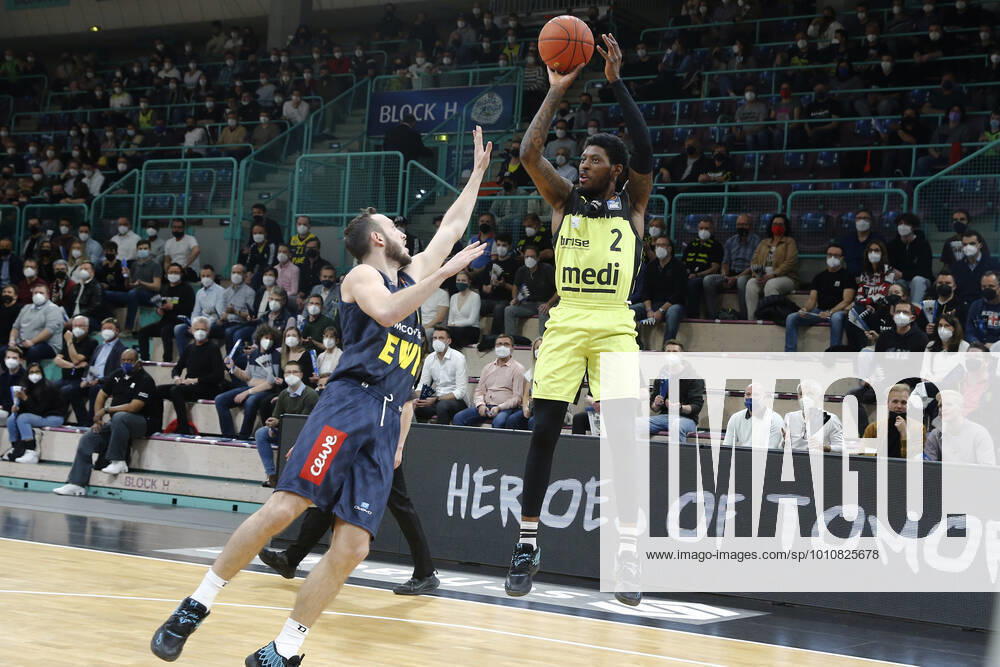 14 Matchday of the easyCredit BBL Basketball Bundesliga in the Oberfrankenhalle in Bayreuth Season 2021 2022 Medi Bayreuth against EWE Baskets Oldenburg Sacar Anim Medi Bayreuth 2 right Max Heidegger EWE Baskets Oldenburg 3 left
