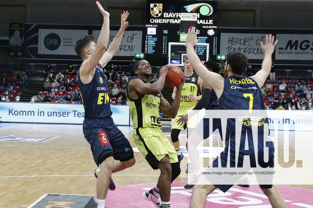 14 Matchday of the easyCredit BBL Basketball Bundesliga at Oberfrankenhalle in Bayreuth Season 2021 2022 Medi Bayreuth vs. EWE Baskets Oldenburg Cameron Wells Medi Bayreuth 22 center Michal Michalak EWE Baskets Oldenburg 20 left Sebastian Herrera EWE Baskets Oldenburg 7 right
