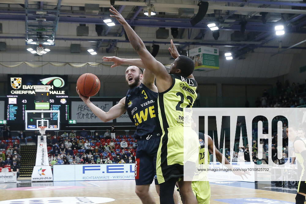 14 Matchday of the easyCredit BBL Basketball Bundesliga in the Oberfrankenhalle in Bayreuth Season 2021 2022 Medi Bayreuth against EWE Baskets Oldenburg Cameron Wells Medi Bayreuth 22 right Max Heidegger EWE Baskets Oldenburg 3 left