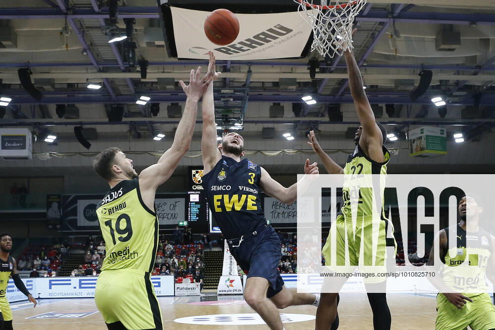 14 Matchday of the easyCredit BBL Basketball Bundesliga at Oberfrankenhalle in Bayreuth Season 2021 2022 Medi Bayreuth vs. EWE Baskets Oldenburg Cameron Wells Medi Bayreuth 22 right Martynas Sajus Medi Bayreuth 19 left Max Heidegger EWE Baskets Oldenburg 3 center