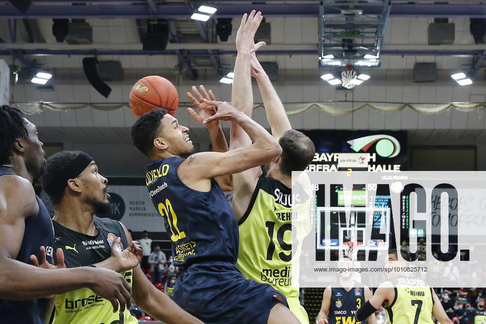 14 Matchday of the easyCredit BBL Basketball Bundesliga at Oberfrankenhalle in Bayreuth Season 2021 2022 Medi Bayreuth vs. EWE Baskets Oldenburg Martynas Sajus Medi Bayreuth 19 right Tj Holyfied EWE Baskets Oldenburg 22 left