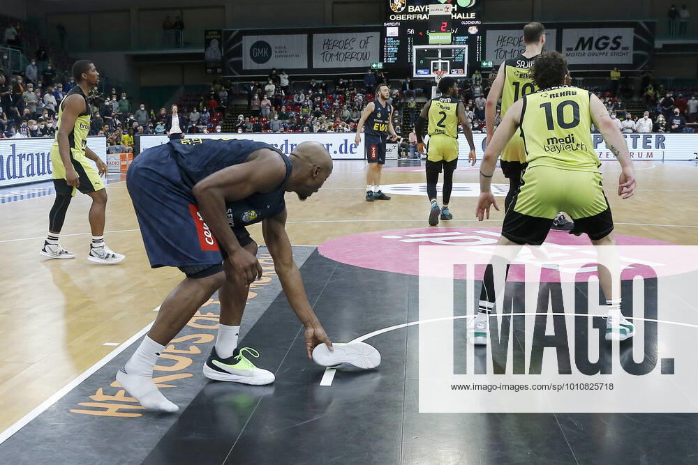 14 matchday of the easyCredit BBL Basketball Bundesliga in the Oberfrankenhalle in Bayreuth season 2021 2022 Medi Bayreuth against EWE Baskets Oldenburg Rickey Paulding EWE Baskets Oldenburg 23 loses the shoe
