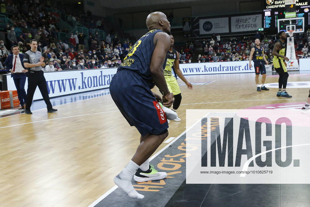 14 matchday of the easyCredit BBL Basketball Bundesliga in the Oberfrankenhalle in Bayreuth season 2021 2022 Medi Bayreuth against EWE Baskets Oldenburg Rickey Paulding EWE Baskets Oldenburg 23 loses the shoe