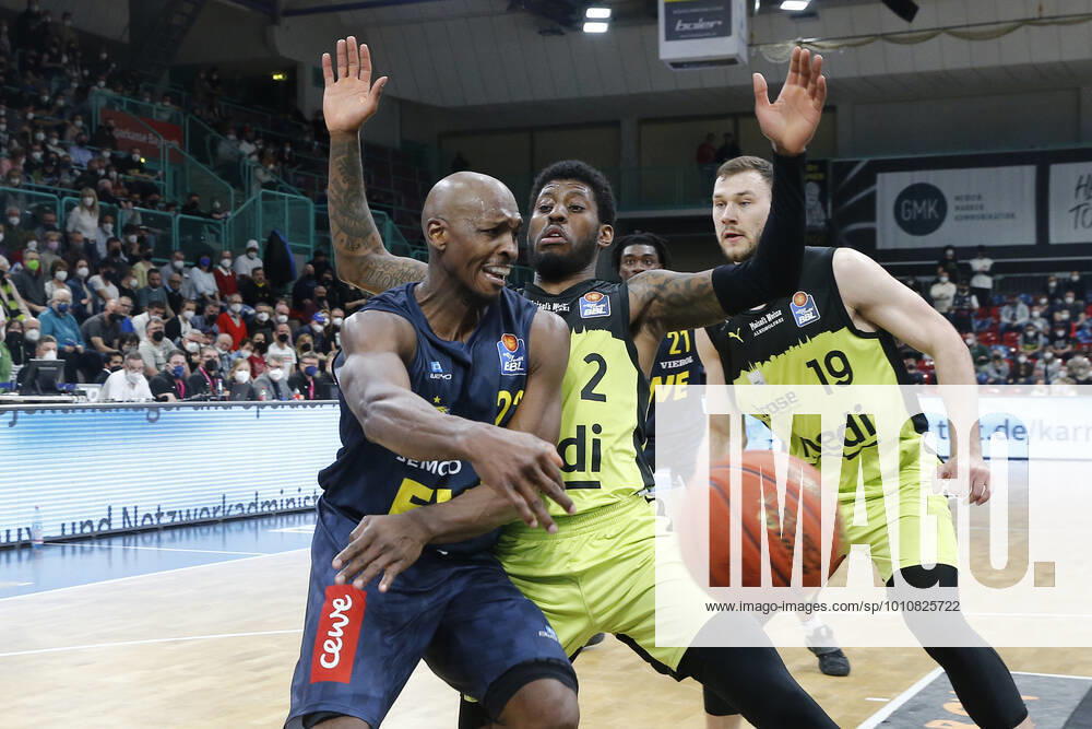14 Matchday of the easyCredit BBL Basketball Bundesliga in the Oberfrankenhalle in Bayreuth Season 2021 2022 Medi Bayreuth against EWE Baskets Oldenburg Sacar Anim Medi Bayreuth 2 right Rickey Paulding EWE Baskets Oldenburg 23 left