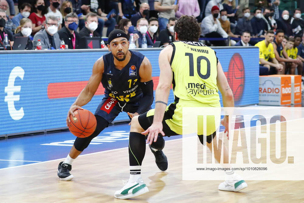 14 Matchday of the easyCredit BBL Basketball Bundesliga at Oberfrankenhalle in Bayreuth Season 2021 2022 Medi Bayreuth vs. EWE Baskets Oldenburg Bastian Doreth Medi Bayreuth 10 right Phil Pressey EWE Baskets Oldenburg 11 left