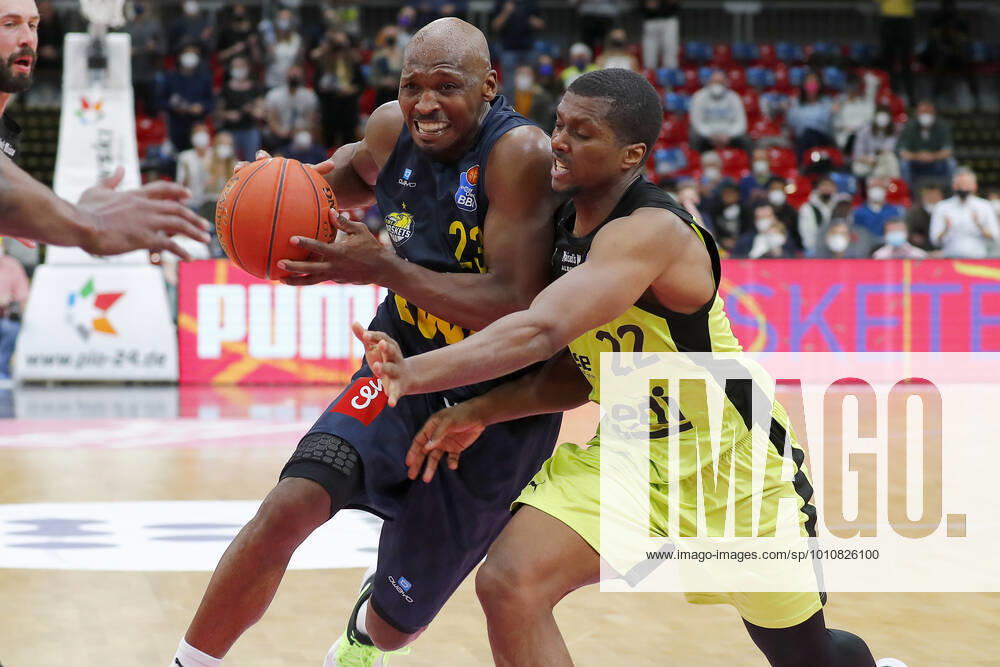 14 Matchday of the easyCredit BBL Basketball Bundesliga at Oberfrankenhalle in Bayreuth Season 2021 2022 Medi Bayreuth vs. EWE Baskets Oldenburg Cameron Wells Medi Bayreuth 22 right Rickey Paulding EWE Baskets Oldenburg 23 left
