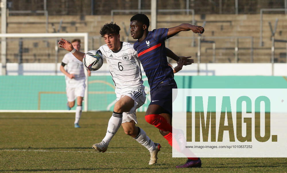 Stuttgart , Soccer U18 International Germany vs France , from left Umut Tohumcu GER Edoly Lukoki Matso FRA
