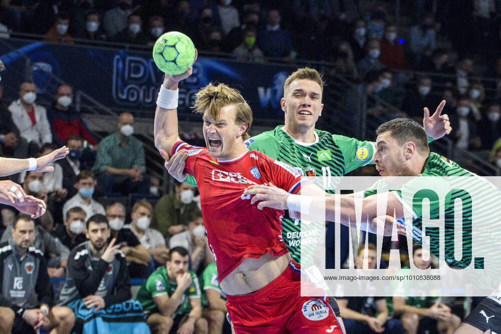 V l Jonathan Carlsbogard TBV Lemgo Lippe, 09 , Lasse Andersson Fuechse Berlin, 11 , Mijajlo Marsenic Fuechse Berlin, 93 , duel, action, fight, GER, Fuechse Berlin vs TBV Lemgo Lippe, Handball 1 Bundesliga Maenner, 25 Spieltag, Saison 2021 2022, 12 02 2022, GER, Fuechse Berlin vs TBV Lemgo Lippe, Handball 1 Bundesliga Maenner, 25 Spieltag, Saison 2021 2022, 12 02 2022, Berlin