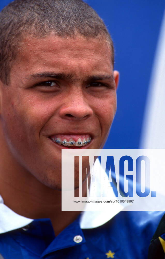 Holland gegen Brasilien 9. Juli 1994 FIFA-Weltpokal, USA 1994 Holland gegen Brasilien Ronaldo aus Brasilien zeigt seine Hosenträger Foto Mark Leech Abseits Dallas USA