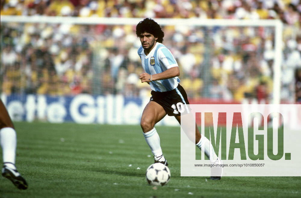 Argentinien gegen Brasilien Fußball-Weltmeisterschaft 02. Juli 1982 Barcelona Fußball-Weltmeisterschaft Argentinien gegen Brasilien Diego Maradona aus Argentinien Foto von Mark Leech Barcelona Spanien