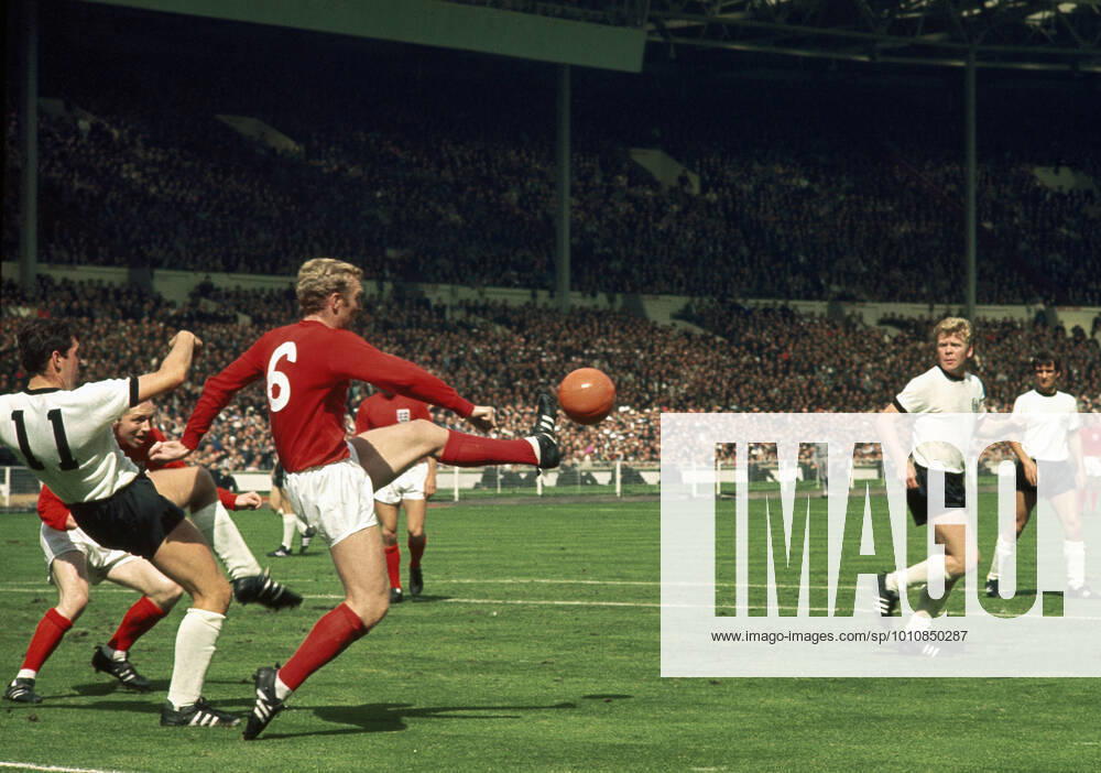 Endspiel der Fußballweltmeisterschaft 1966 30. Juli 1966 Endspiel der FIFA-Weltmeisterschaft England gegen Westdeutschland Bobby Moore streckt seinen Fuß aus, um den Ball zu klären Foto Gerry Cranham Abseits London UK
