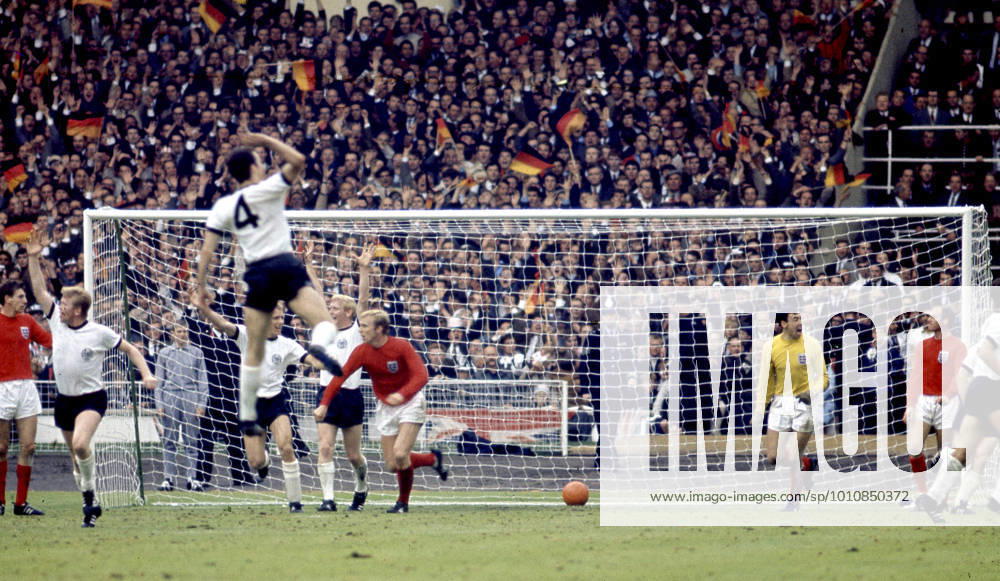 England gegen Westdeutschland 1966 30. Juli 1966 FIFA-Fußballweltmeisterschaftsfinale England gegen Westdeutschland Deutsche Spieler, darunter Franz Beckenbauer 4 , feiern den späten Ausgleichstreffer von Weber aus dem Bild heraus Bobby Moore und Gordon Banks scheinen einen Einspruch wegen eines Verstoßes einzulegen Foto Gerry Cranham Wembley UK