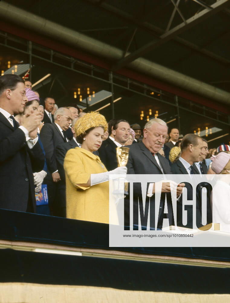 Endspiel der Fußballweltmeisterschaft 1966 30. Juli 1966 Endspiel der FIFA-Weltmeisterschaft England gegen Westdeutschland Ihre Majestät Königin Elizabeth hält die Jules-Rimet-Trophäe neben Sir Stanley Rous Foto Gerry Cranham Wembley London UK