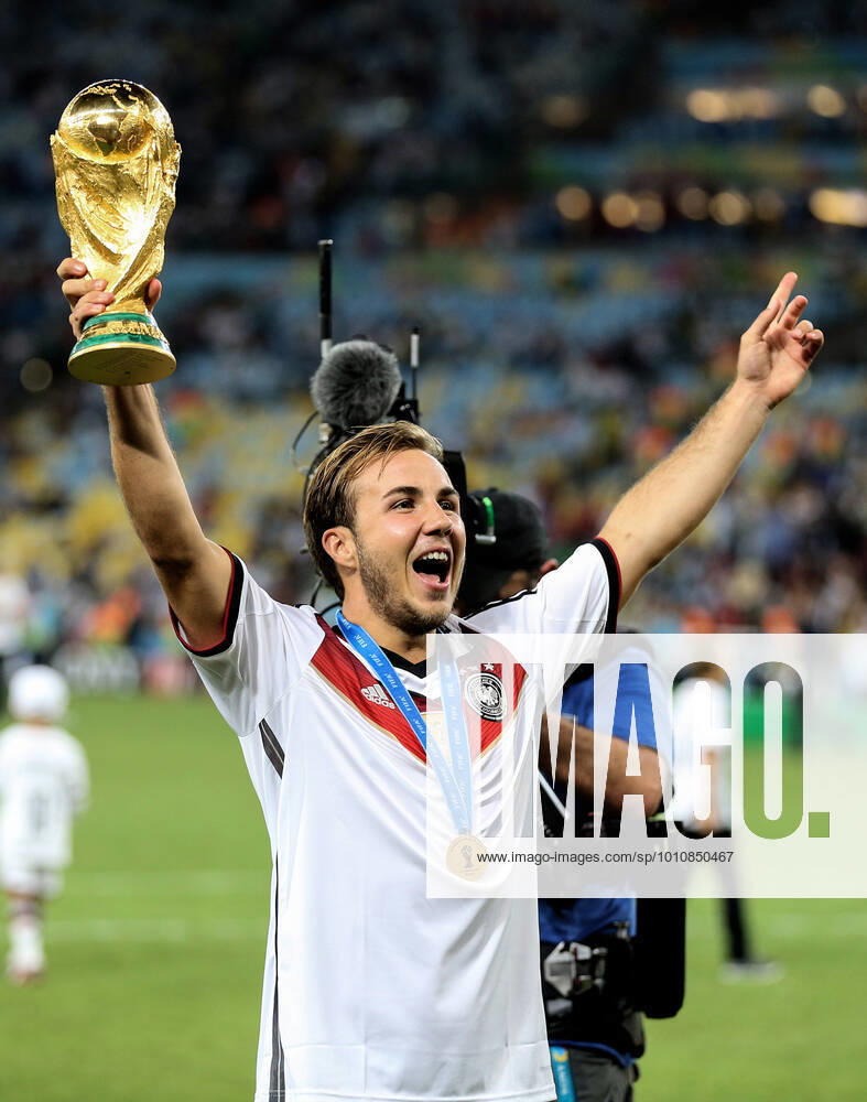 Fußball Finale der FIFA Fussball-Weltmeisterschaft 2014 Deutschland gegen Argentinien 13. Juli 2014 Finale der FIFA Fussball-Weltmeisterschaft Deutschland gegen Argentinien Mario Götze aus Deutschland feiert mit dem Weltpokal Foto Marc Atkins Abseits Rio de Janeiro Brasilien