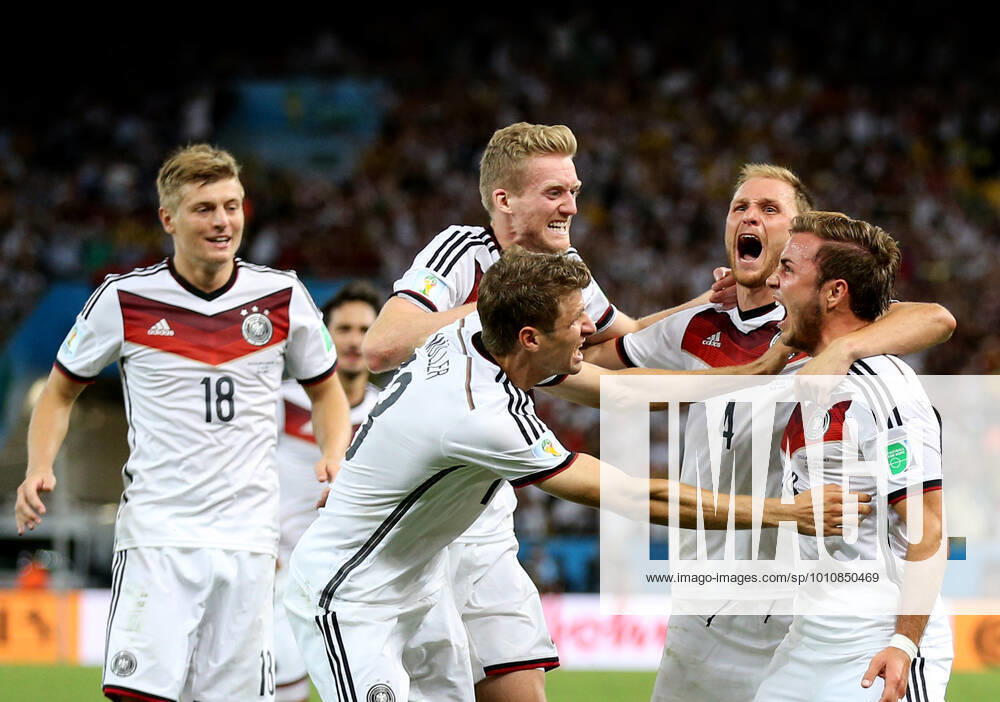 Fußball Finale der FIFA Fussball-Weltmeisterschaft 2014 Deutschland gegen Argentinien 13. Juli 2014 Finale der FIFA Fussball-Weltmeisterschaft Deutschland gegen Argentinien Mario Götze (R) feiert den Siegtreffer mit seinen Teamkollegen Foto Marc Atkins Abseits Rio de Janeiro Brasilien