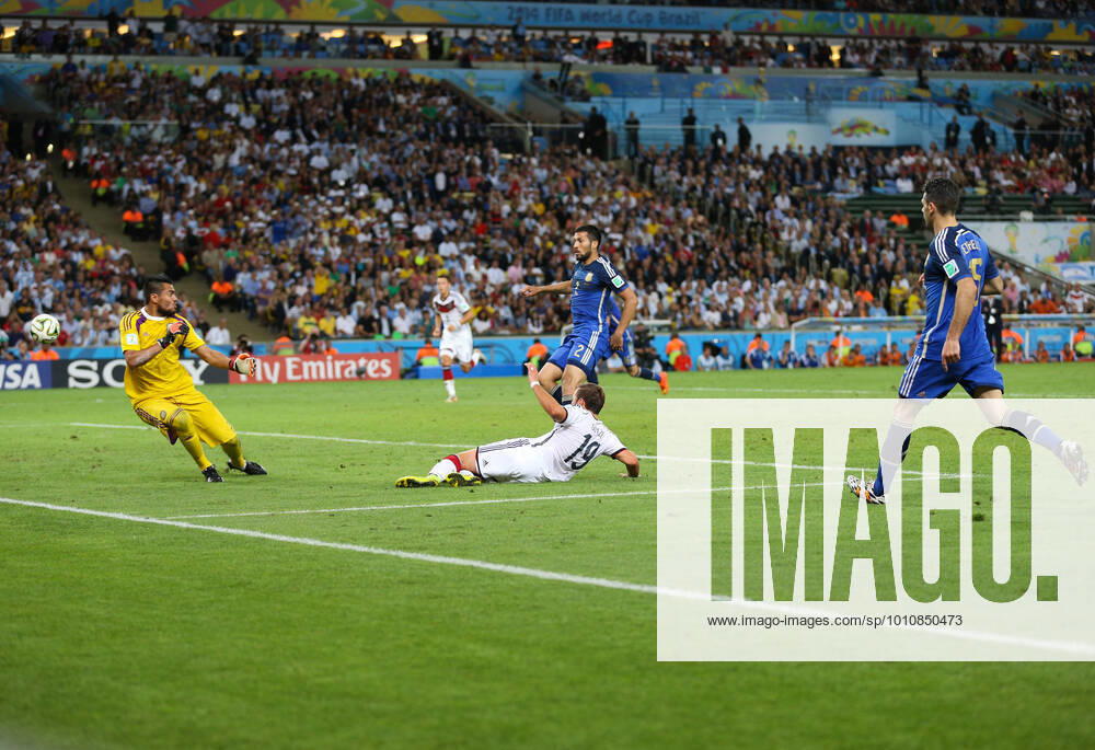 Fußball Endspiel der FIFA Fussball-Weltmeisterschaft 2014 Deutschland gegen Argentinien 13. Juli 2014 Endspiel der FIFA Fussball-Weltmeisterschaft Deutschland gegen Argentinien Mario Götze (Deutschland) erzielt den Siegtreffer, während Ezequiel Garay (L) und Martin Demichelis (Argentinien, R) zusehen Foto Marc Atkins Abseits Rio de Janeiro Brasilien