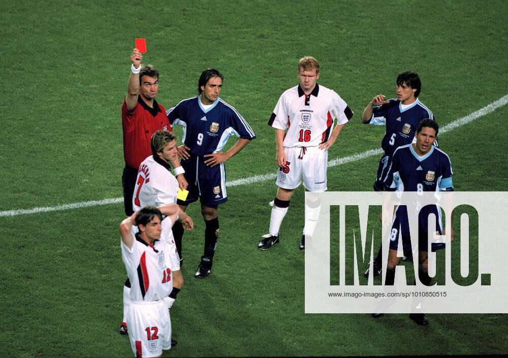 Fußball-Weltmeisterschaft 1998 30. Juni 1998 Fußball-Weltmeisterschaft England gegen Argentinien Schiedsrichter Kim Milton Nielsen zeigt David Beckham die Rote Karte, während Paul Scholes 16 den argentinischen Kapitän Diego Simeone 8 anklagend ansieht, der in den Vorfall verwickelt war Gary Neville 12 Gabriel Batistuta 9 und Matias Almeyda 5 Foto Mark Leech St Etienne Frankreich