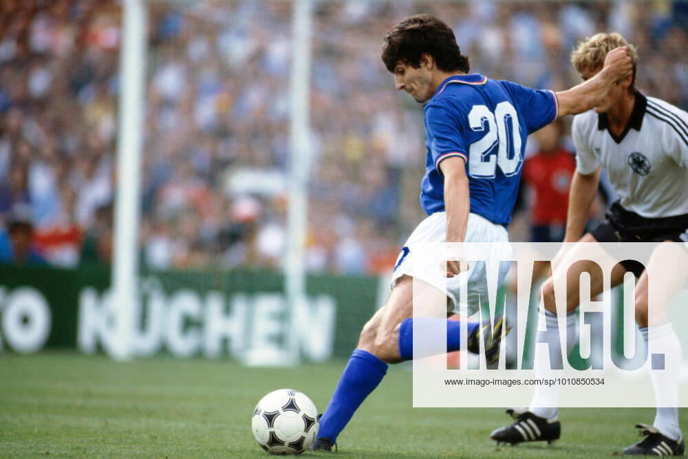 FIFA-Fußball-Weltmeisterschaftsfinale 1982 11. Juli 1982 Fußball-Weltmeisterschaftsfinale Italien gegen Westdeutschland Italienischer Stürmer Paolo Rossi in Aktion Foto Mark Leech Madrid Spanien