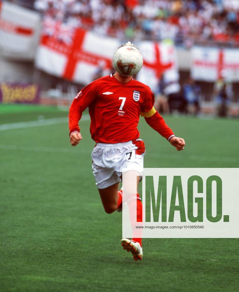 David Beckham 2002 12 6 2002 Weltmeisterschaft 2002 England gegen Nigeria David Beckham läuft mit, als der Ball aufspringt und sein Gesicht bedeckt Foto Mark Leech Ibaraki Japan