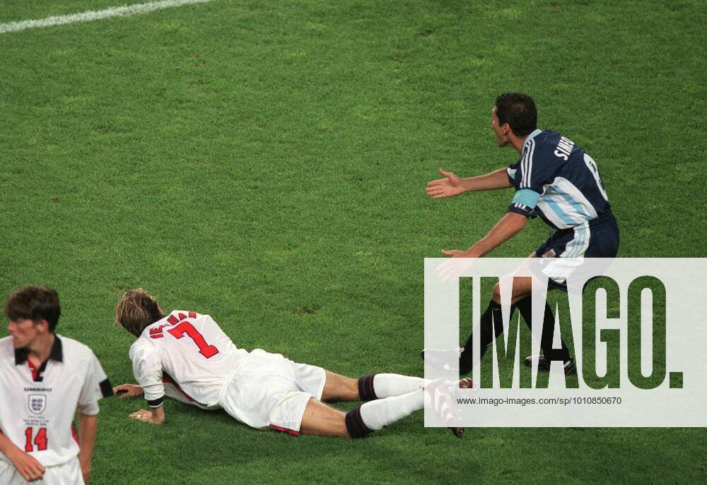 Fußball-Weltmeisterschaft 1998 Frankreich 30. Juni 1998 Achtelfinale der Weltmeisterschaft Argentinien gegen England David Beckham schießt Diego Simeone an 30. Juni 1998 Achtelfinale der Weltmeisterschaft Argentinien gegen England Foto Mark Leech St. Etienne Frankreich