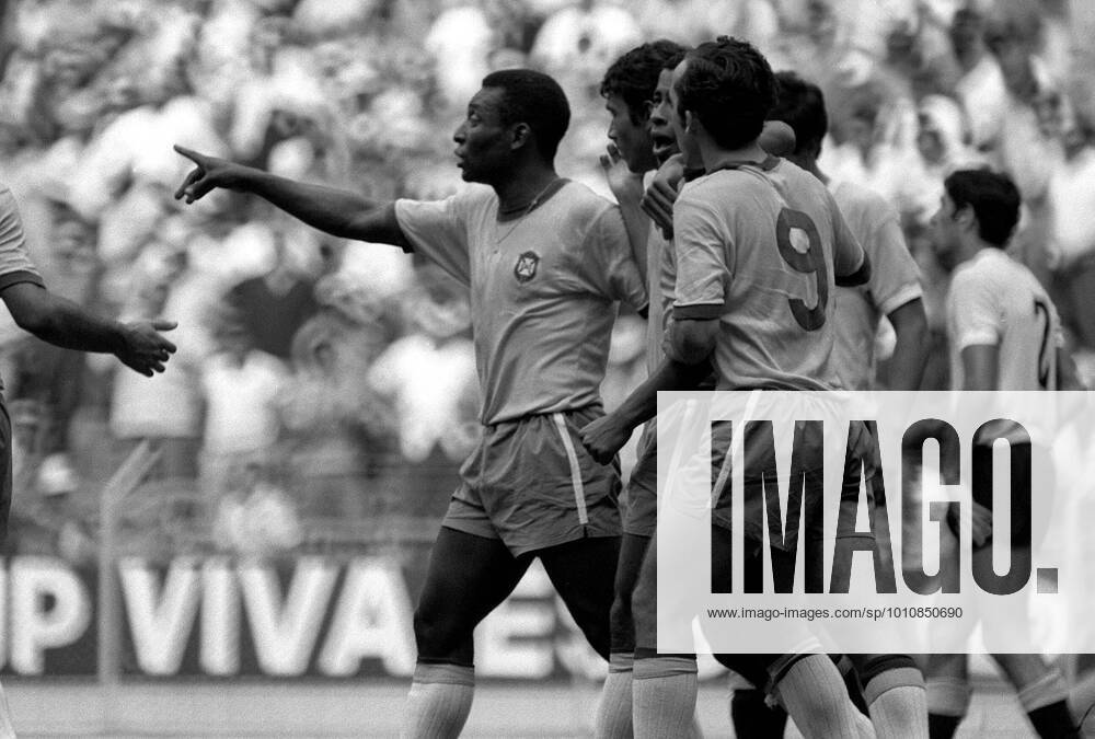 Fußball-Weltmeisterschaft 1970 17 6 Fußball-Weltmeisterschaft 1970 Brasilien gegen Uruguay Pelé führt den Jubel nach dem ersten brasilianischen Tor an Foto Gerry Cranham Abseits Guadalajara Mexiko