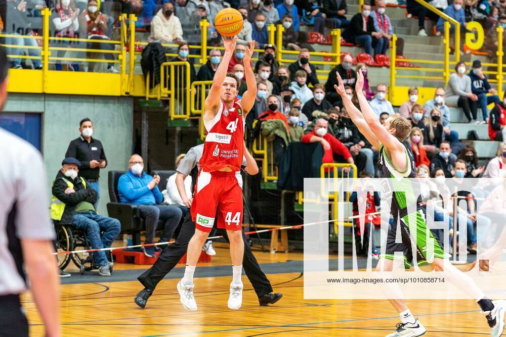 Christopher Jackson Trapp Uni Baskets Paderborn, 44 and Parker van Dyke Roemerstrom Gladiators Trier, 4 GER, Uni Baskets Paderborn vs Roemerstrom Gladiators Trier, basketball, 2 Bundesliga ProA, season 2021 2022, 31 matchday, 25 03 2022 Uni Baskets Paderborn vs Roemerstrom Gladiators Trier, basketball, 2 Bundesliga ProA, season 2021 2022, 31 matchday, 25 03 2022 Paderborn