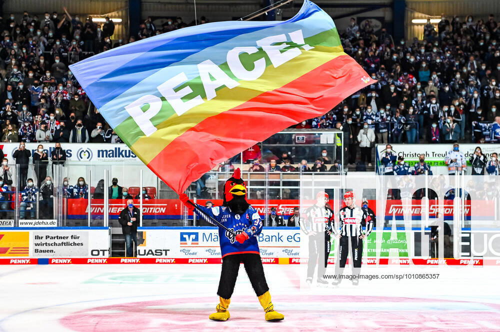 Icey mascot, Iserlohn Roosters, 94 , Peace Flag, peace flag, feature, symbol photo, Iserlohn Roosters vs Augsburger Panther, Penny DEL, ice hockey main round game, season 2021 2022, 25 03 2022, Iserlohn Roosters vs Augsburger Panther, Penny DEL, 25 03 2022, photo Jonas Brockmann Eibner Pressefoto Iserlohn