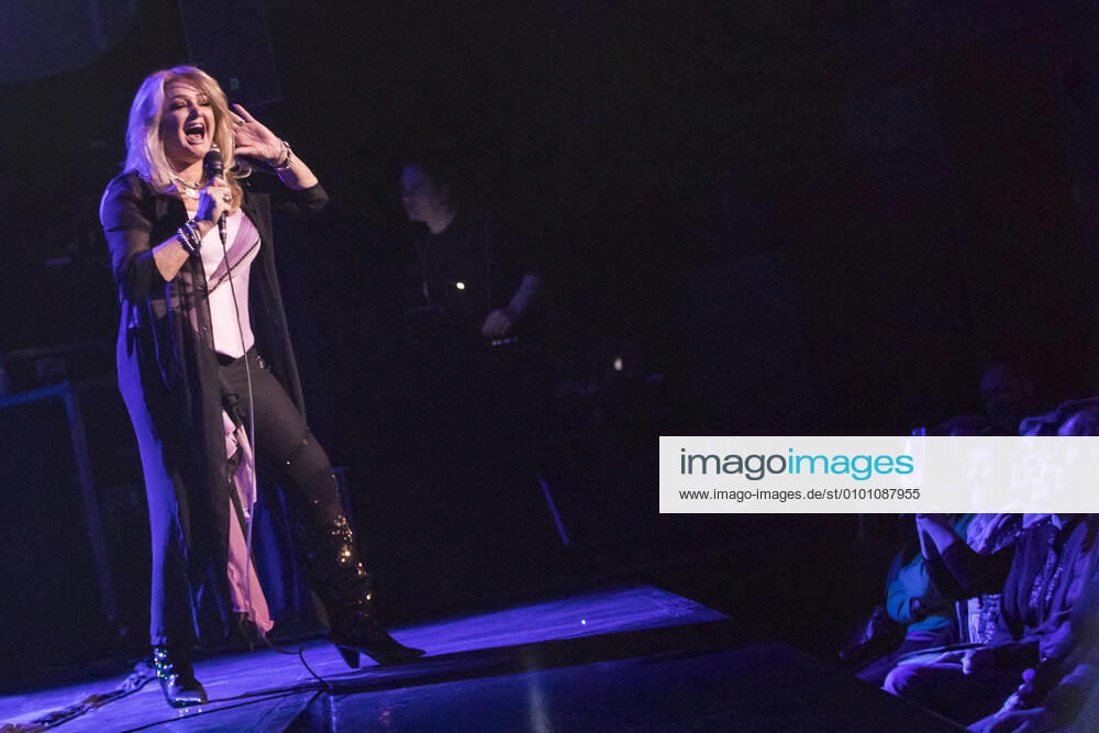 19 Bonnie Tyler, Singer Bonnie Tyler on 40 Years It s A Heartache Tour live at Berlin Friedrichstadtpalast on 21 03 2018 Pop, Rock, Country, Pop Music, Rock Music, Audience, Fans, Spectators, Music Berlin Germany, Germany