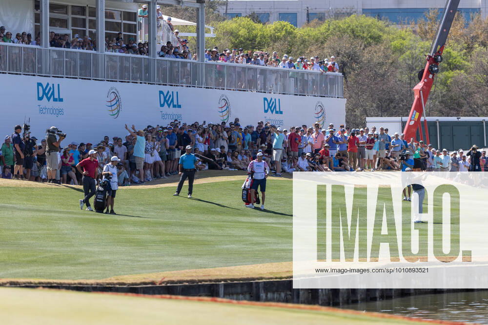 AUSTIN, TX - MARCH 26: Dustin Johnson hits his appraoch shot with a large crowd looking on at the 13th hole during the Quarterfinals of the PGA, Golf Herren - World Golf Championships-Dell Technologies Match Play on March 26, 2022, at Austin County Club in Austin, TX. (Photo by David Buono Icon Sportswire) GOLF: MAR 26 PGA - World Golf Championships-Dell Technologies Match Play Icon220326055
