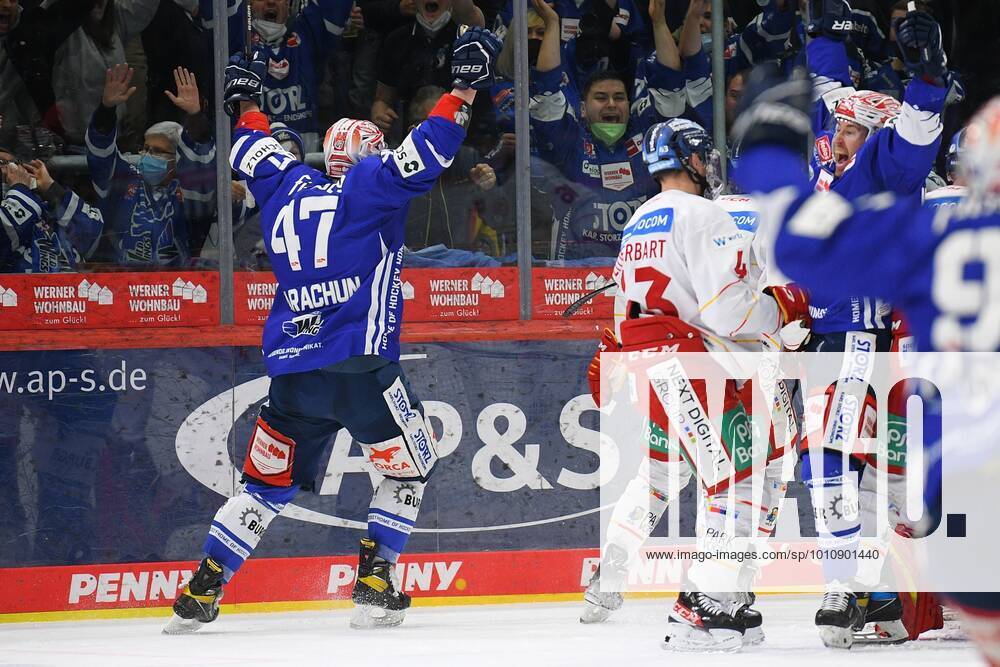 Alexander Karachun Schwenninger Wild Wings 47 GER, ice hockey, penny DEL, Schwenninger Wild Wings vs Duesseldorfer EG, 27 03 2022 Villingen Schwenningen