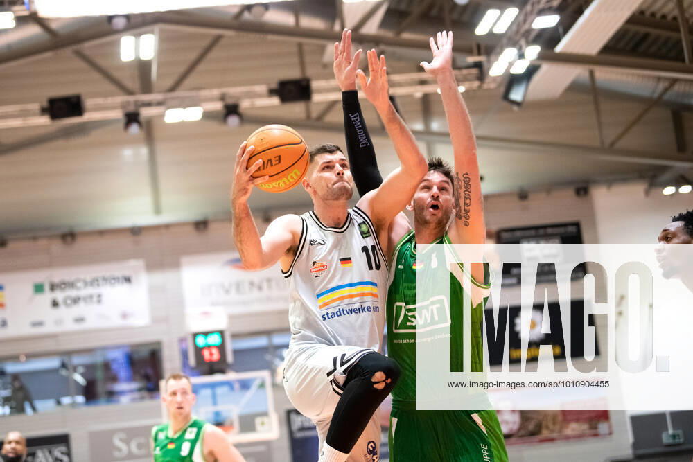 BARMER 2 Basketsball Bundesliga ProA season 2021 2022 32 match day on 27 3 22 Medipolis SC Jena vs Römerstrom Gladiators Trier v li Julius Wolf Jena at the basket against his brother Enosch Wolf Trier Sparkassen Arena