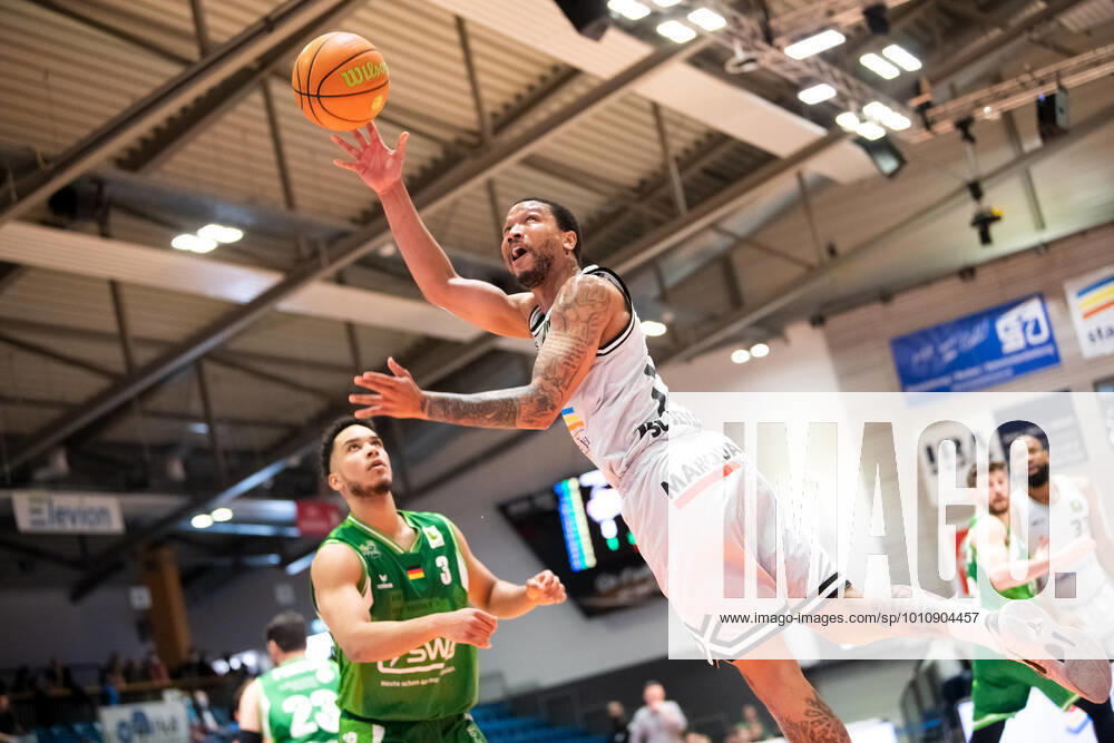 BARMER 2 Basketsball Bundesliga ProA season 2021 2022 32 match day on 27 3 22 Medipolis SC Jena vs Römerstrom Gladiators Trier center Rayshawn Simmons Jena at the basket Sparkassen Arena