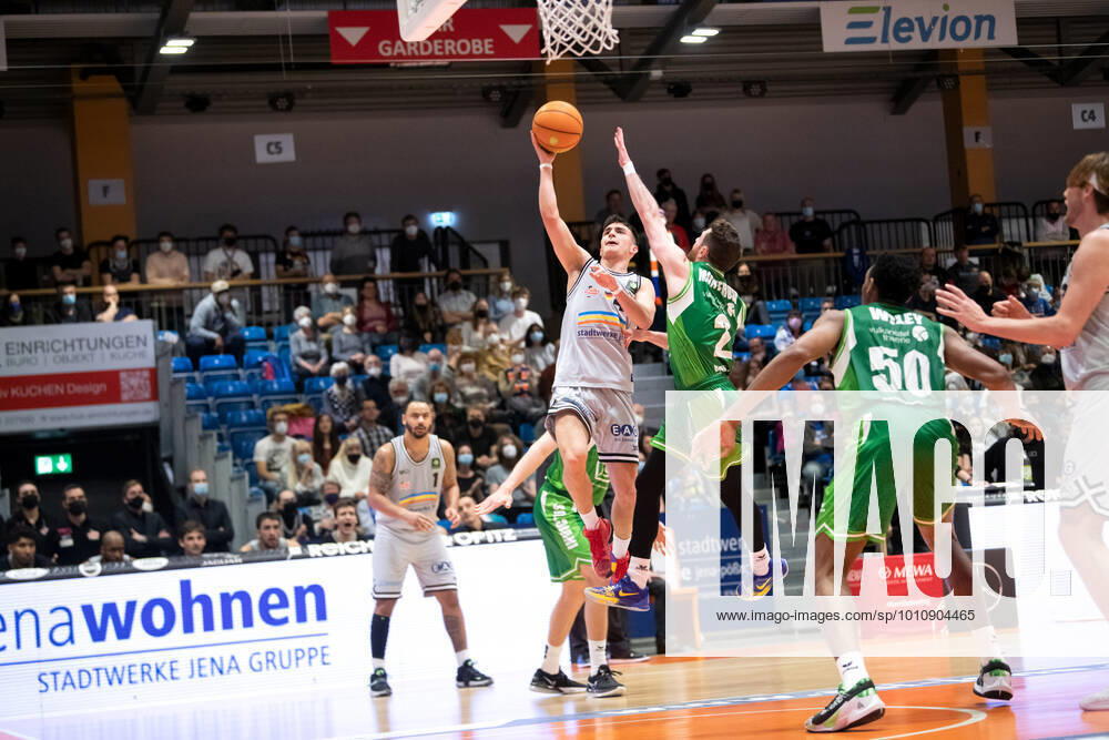 BARMER 2 Basketsball Bundesliga ProA season 2021 2022 32 match day on 27 3 22 Medipolis SC Jena vs Römerstrom Gladiators Trier v li Vuk Radojicic Jena at the basket against Daniel Thomas Monteroso Trier Sparkassen Arena