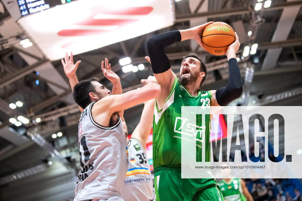 BARMER 2 Basketsball Bundesliga ProA season 2021 2022 32 match day on 27 3 22 Medipolis SC Jena vs Römerstrom Gladiators Trier v re in the center duel Radoslav Pekovic Trier on the ball against Alexander Herrera Jena Sparkassen Arena