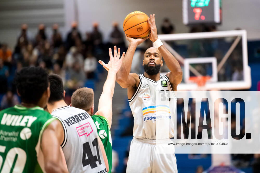 BARMER 2 Basketsball Bundesliga ProA season 2021 2022 32 matchday on 27 3 22 Medipolis SC Jena vs Römerstrom Gladiators Trier center Brandon Thomas Jena throwing with tongue out Sparkassen Arena